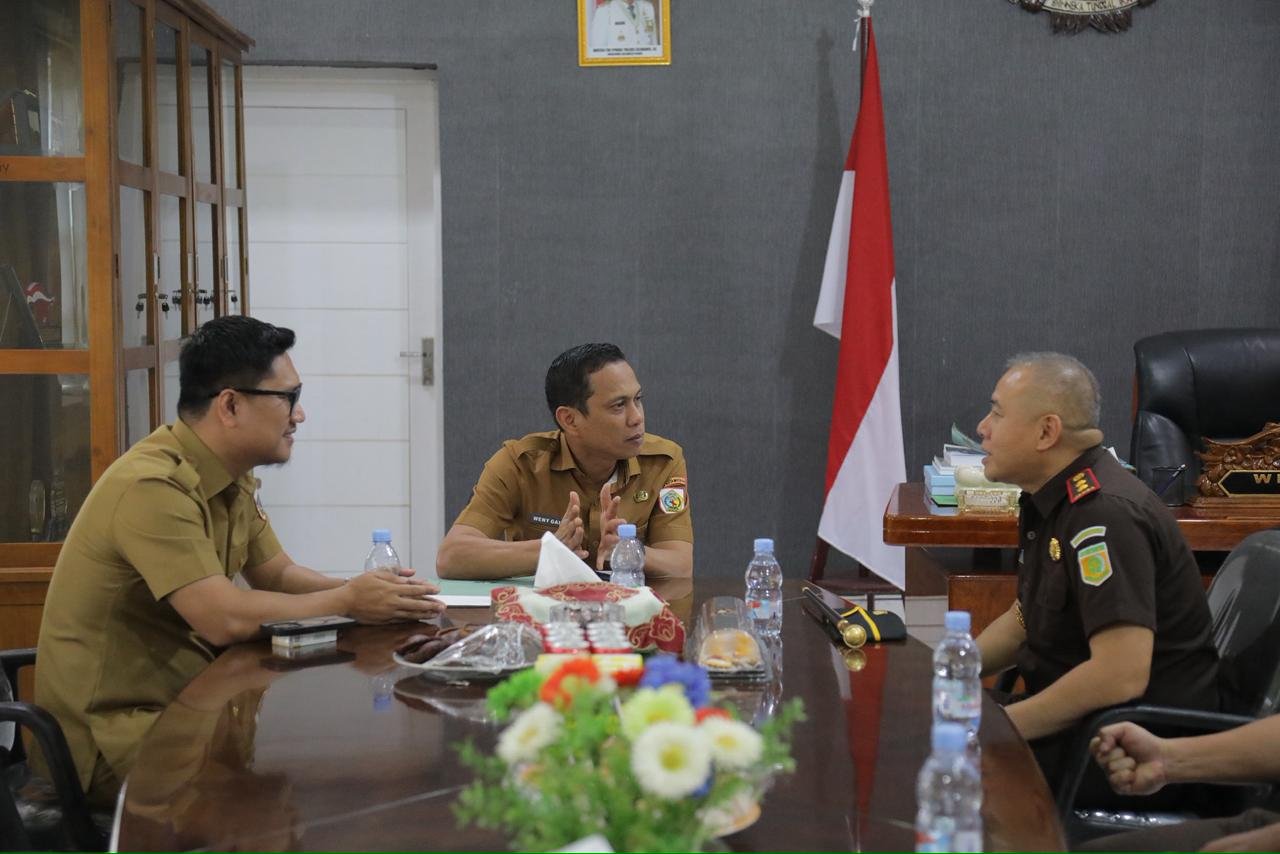 Wali Kota dan Wakil Wali Kota Kotamobagu ketika menerima kunjungan kerja Kepala Kejaksaan Negeri Kotamobagu di ruang kerja Wali Kota.(Foto: Diskominfo).