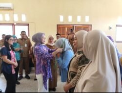 Dorong Ekonomi Kreatif, Dekranasda dan Disperinaker Kotamobagu Gelar Pelatihan Anyaman Eceng Gondok