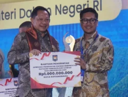 Diserahkan Mendagri Tito Karnavian, Wawali Rendy Bawa Pulang Penghargaan Nasional